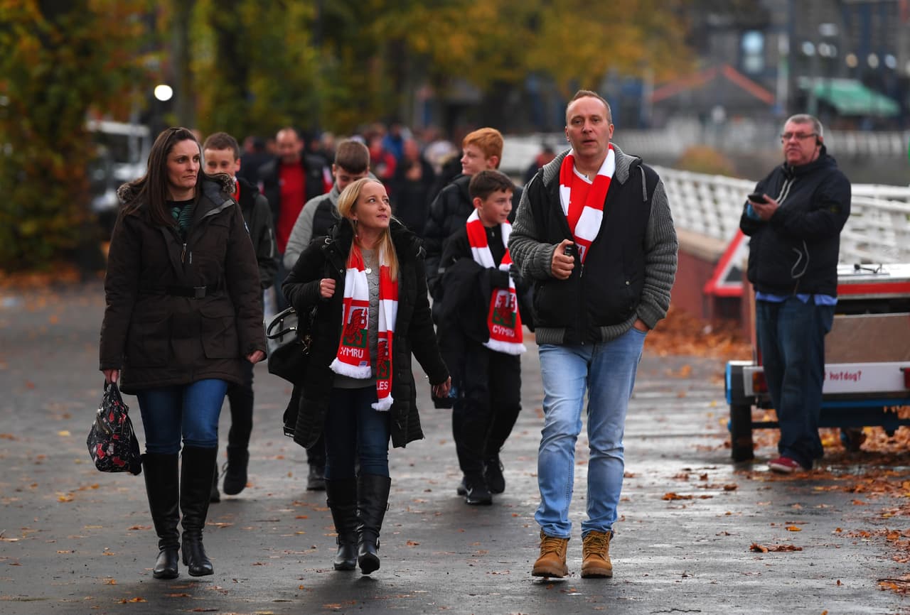 Miles de aficionados locales, en su mayoría, se acercaron al recinto deportivo.