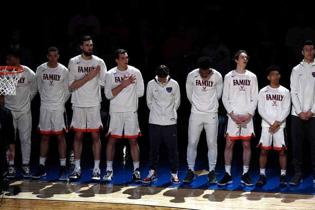 Así aparecieron los Virginia Cavaliers durante la ceremonia del himno nacional.