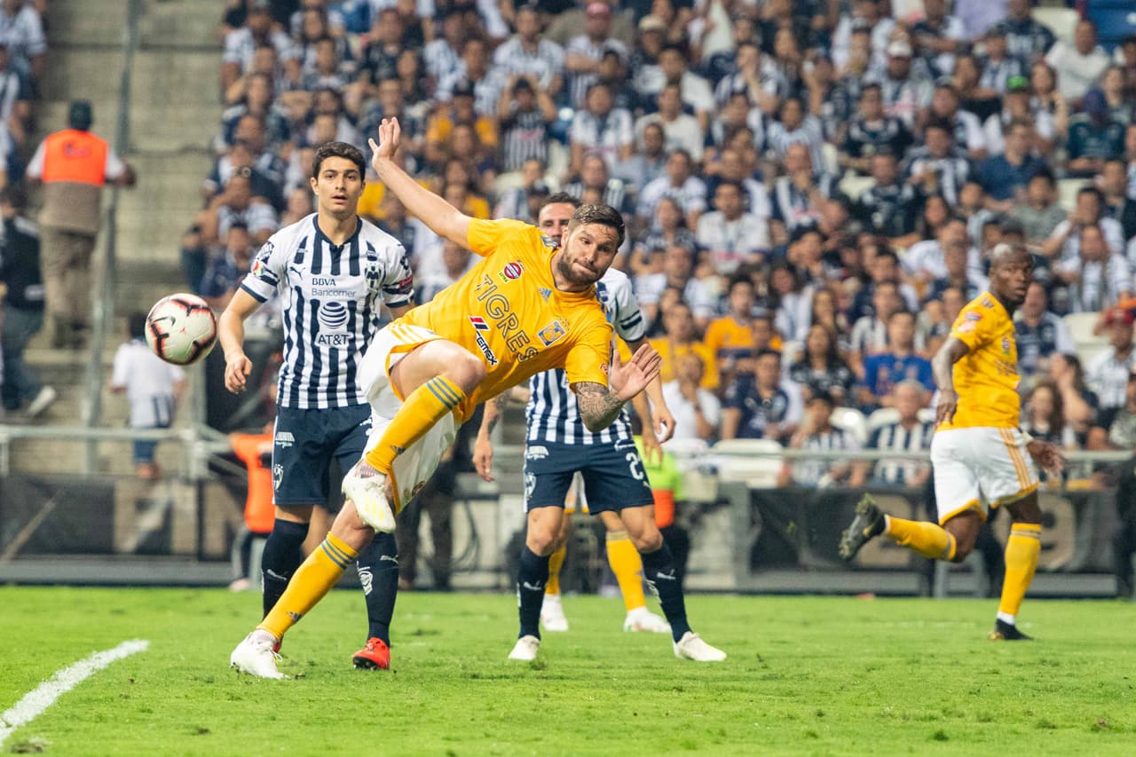 Y Gignac arrancó ya en campo al inicio de la segunda mitad, al ser cambiado por el chileno Eduardo Vargas. Y de inmediato se empezó a sentir la presencia del francés en el área de los Rayados.