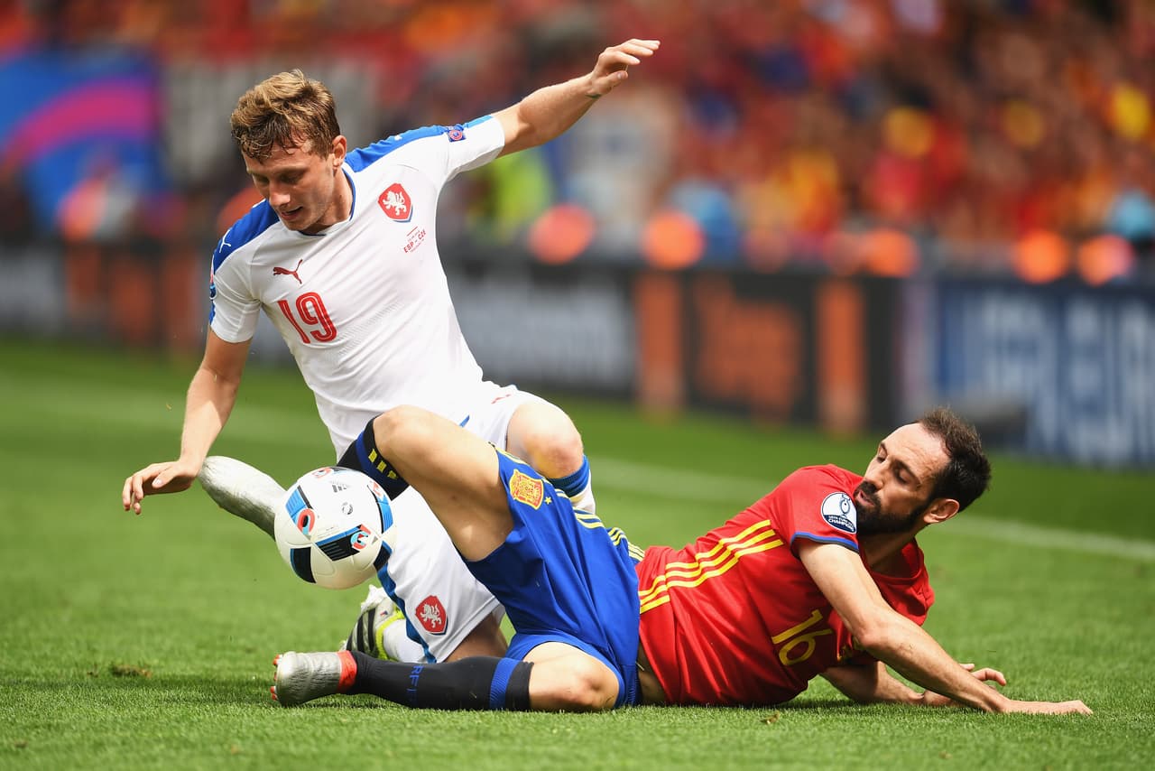 España defendió con todo su ventaja en el tiempo de compensación para salir con los 3 puntos y ubicarse como primer lugar de su sector.