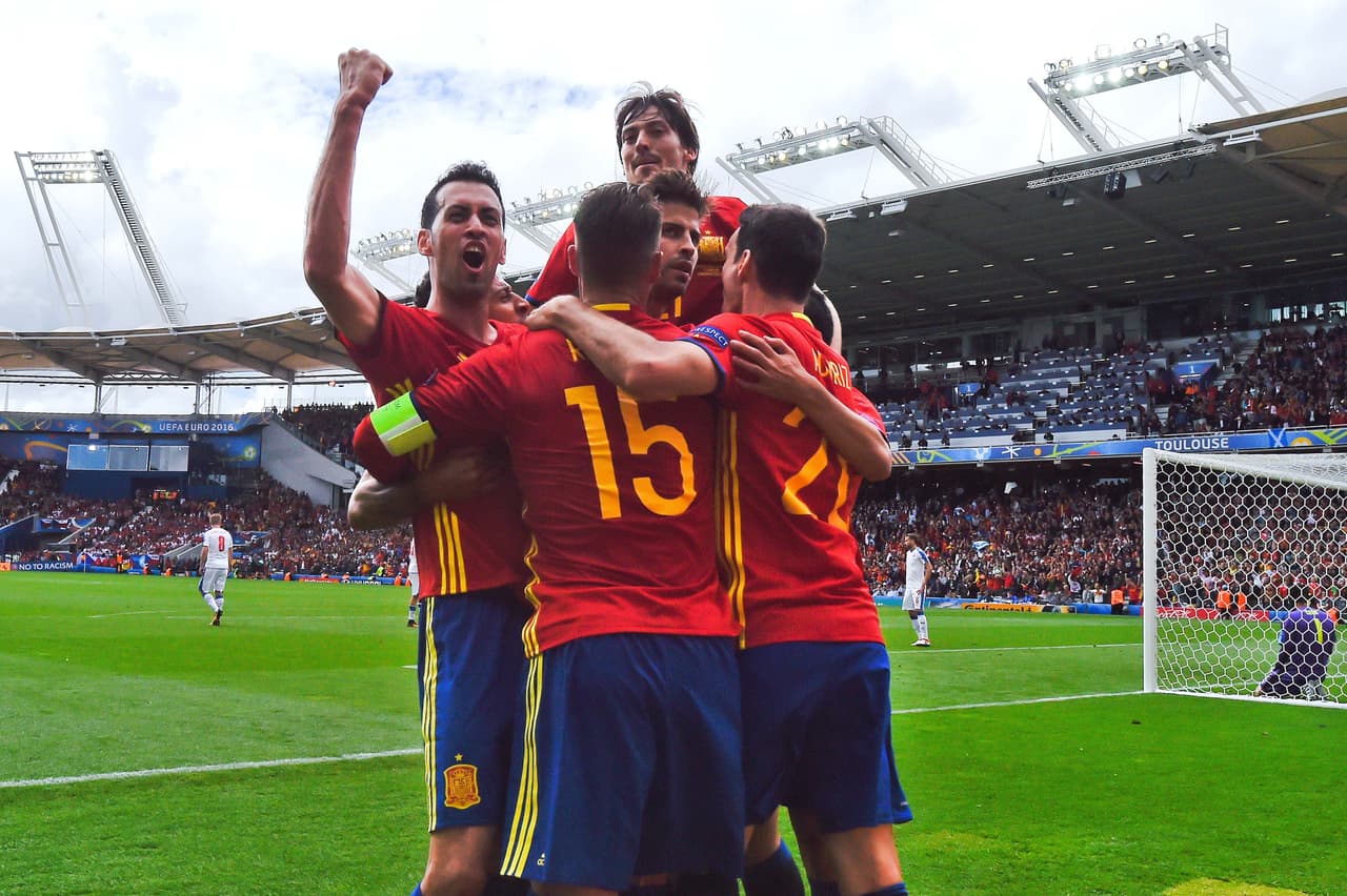 Gerard Piqué se convirtió en el héroe de España al romper la muralla checa con un sólido cabezazo.