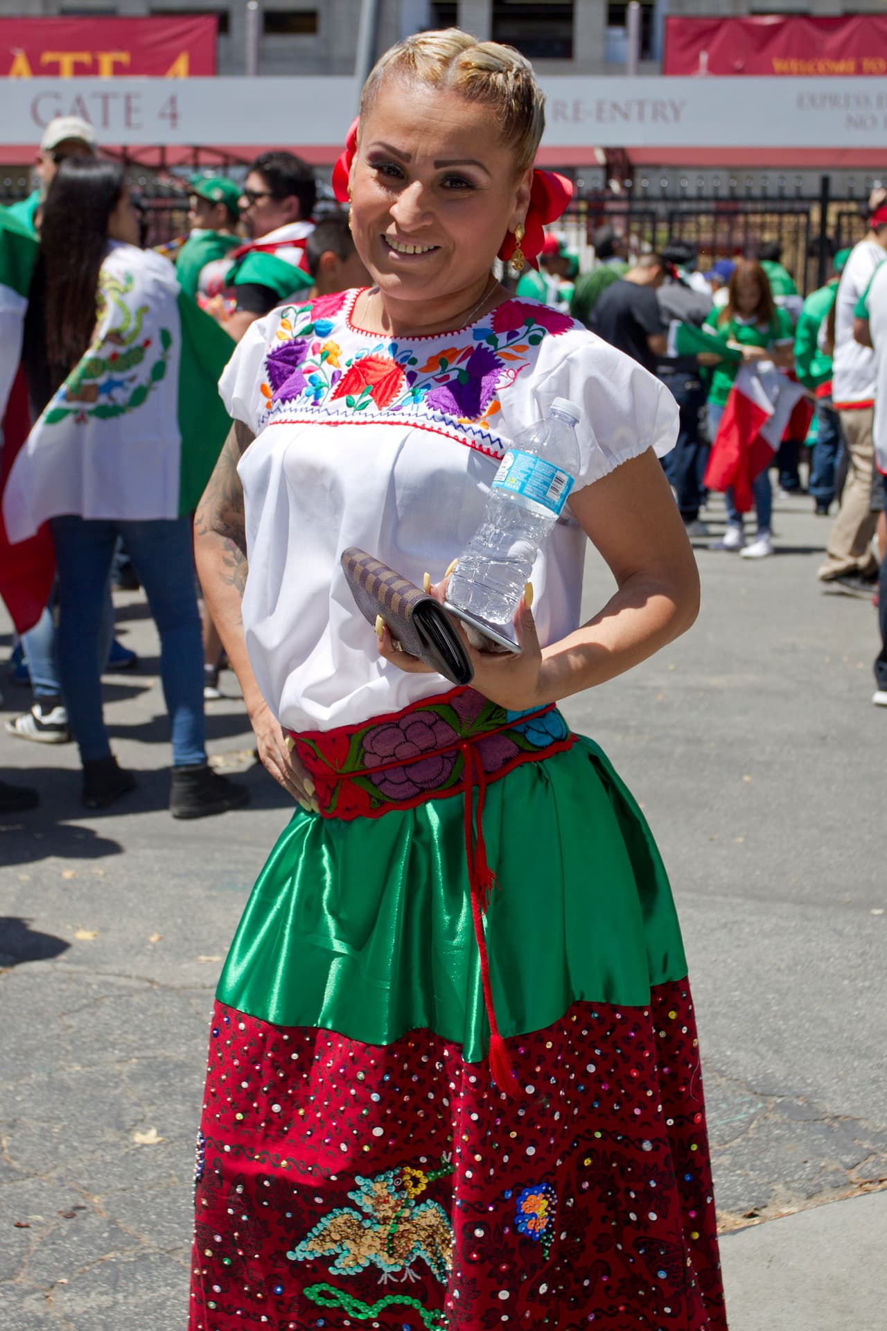 Con sombreros, maquillaje, máscaras y sobre todo, mucha actitud y mucha fiesta, la afición mexicana de Los Angeles apoyó de gran manera al TRI en su partido ante Croacia.