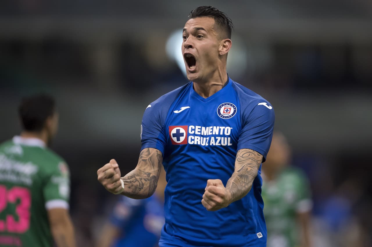 Cabezazo de Caraglio en tiro de esquina, así llega el gol 50 del atacante del Cruz Azul.