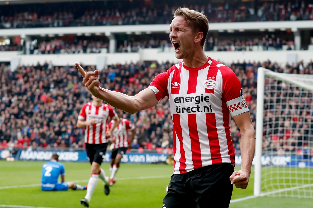 El ariete holandés se levantó en el área anticipando a sus marcadores y cruzó la pelota al otro palo para poner a celebrar a todo el estadio.