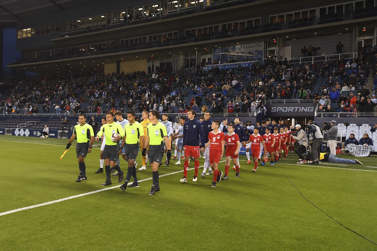 Así hicieron su entrada para el partido de Vuelta de las Semifinales de la Liga Campeones el local Sporting Kansas City y los Rayados del Monterrey en el Estadio Childrens Mercy Spark, en Kansas City, Kansas.