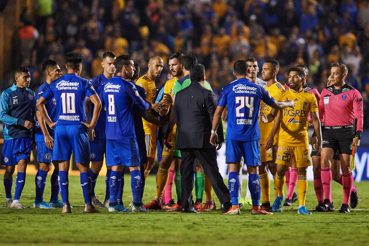 La tensión del juego generó empujones al finalizar el juego entre Felinos y la Máquina.