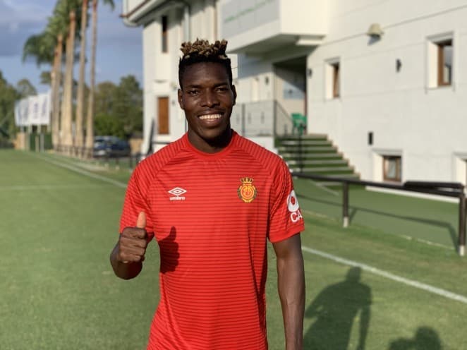El Mallorca y el Sporting de Lisboa llegaron a un acuerdo para el préstamo de Lumor Agbenyenu. El joven lateral zurdo de 22 años ya suma experiencia en Europa, donde ha jugado un total de 124 partidos, repartidos entre el Portimonense (81), TSV 1860 München (19 partidos), Sporting CP (9) y el Göztepe turco (9).