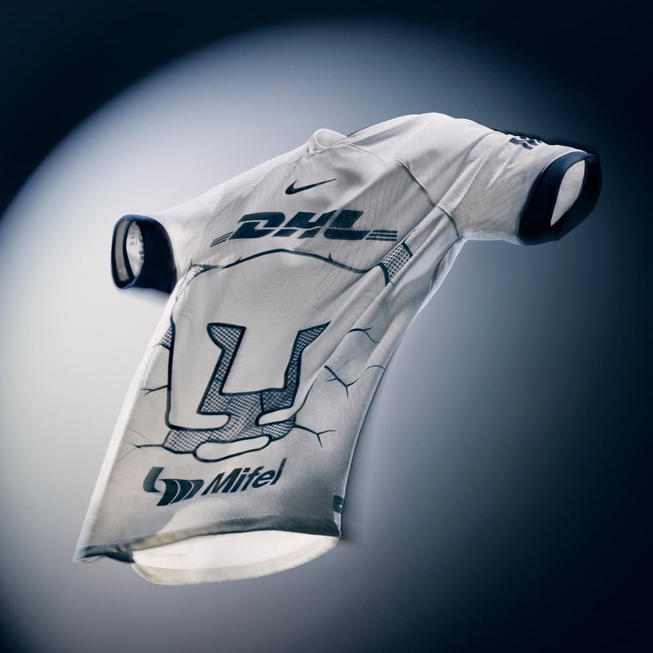 Puma deja el azul y oro en su escudo tradicional para su jersey de local.