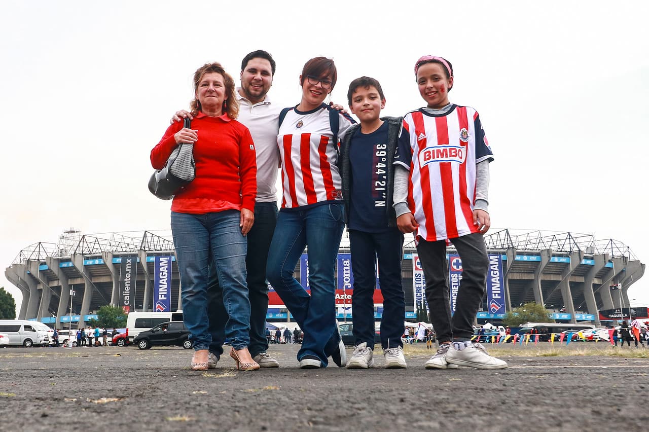 Fanáticos de Chivas en las afueras del Estadio Azteca antes del juego contra Cruz Azul.
