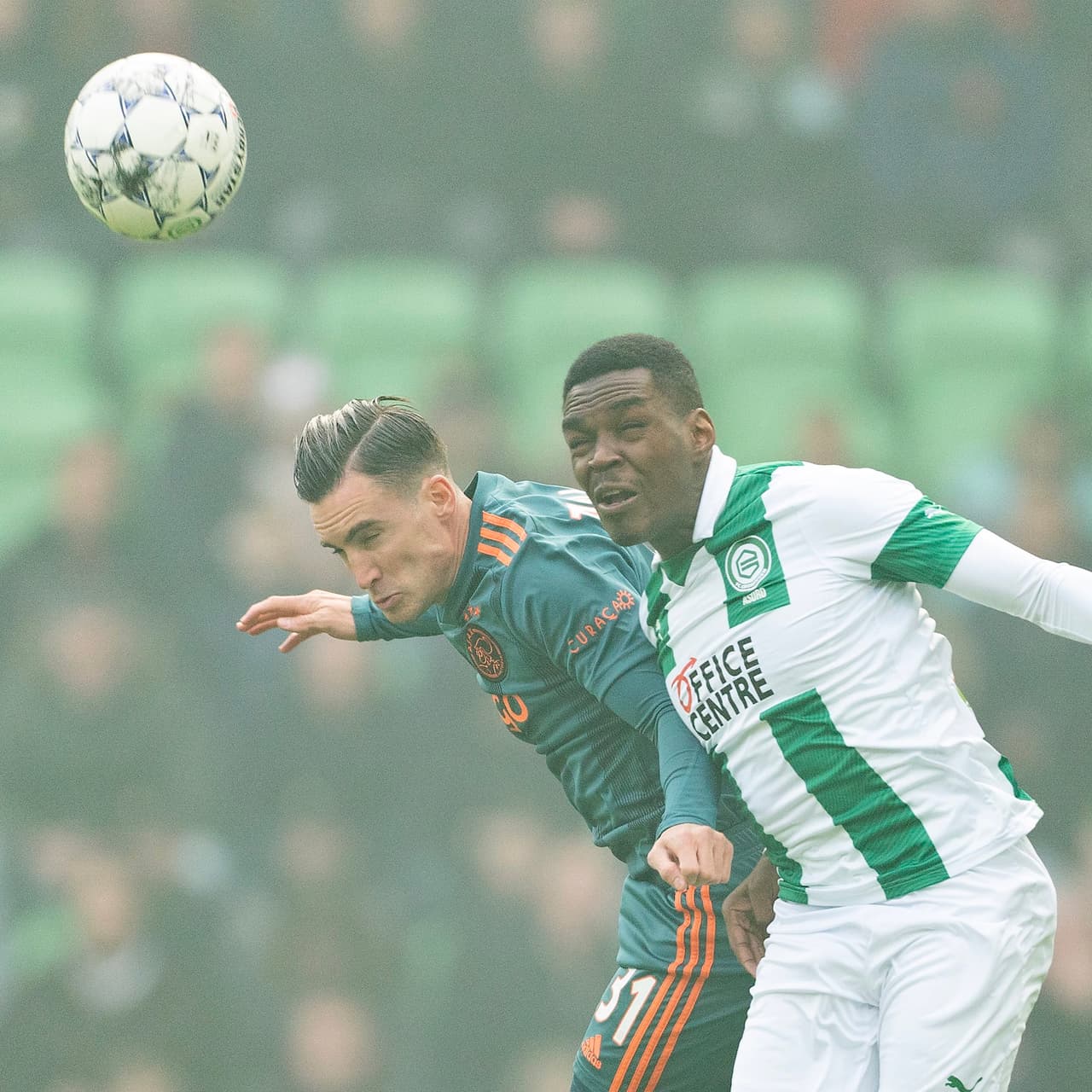 Groningen gana en casa 2-1 al Ajax y se mete en la pelea para disputar una de las copas. Ajax, aún con la derrota, sigue líder de la tabla en la Eredivisie. El mexicano Edson Álvarez no tuvo minutos en campo.