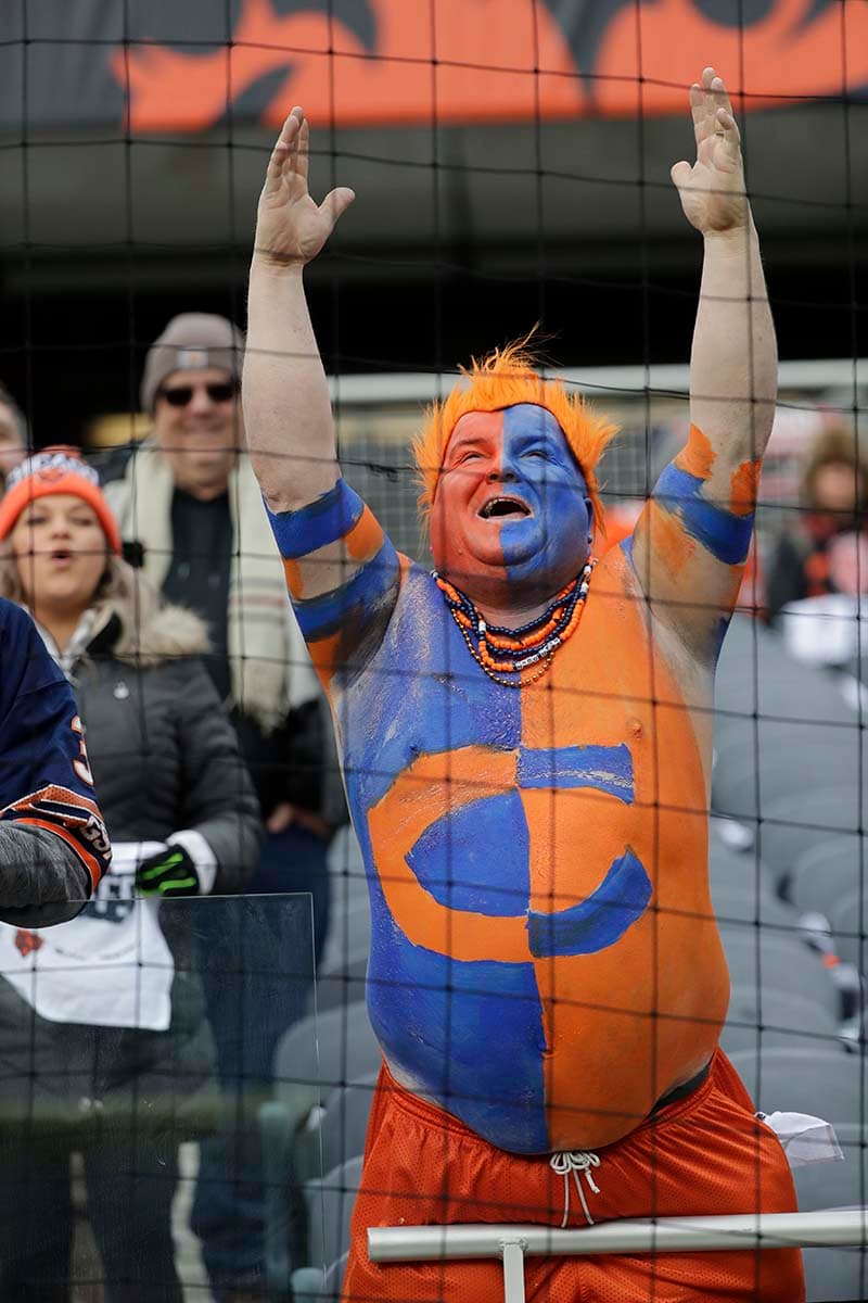 El frío no importa, para eso está la pintura corporal, o al menos eso considera este fanático de los Bears.