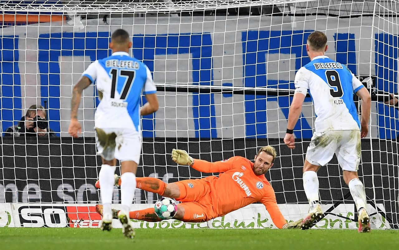 Arminia gana por la mínima ante el Schalke 04 durante la Jornada 30 de la Bundesliga. Fabian Klos le dio la victoria a su equipo al minuto 50 y, con este resultado, los 'mineros' descienden a segunda division del futbol alemán.