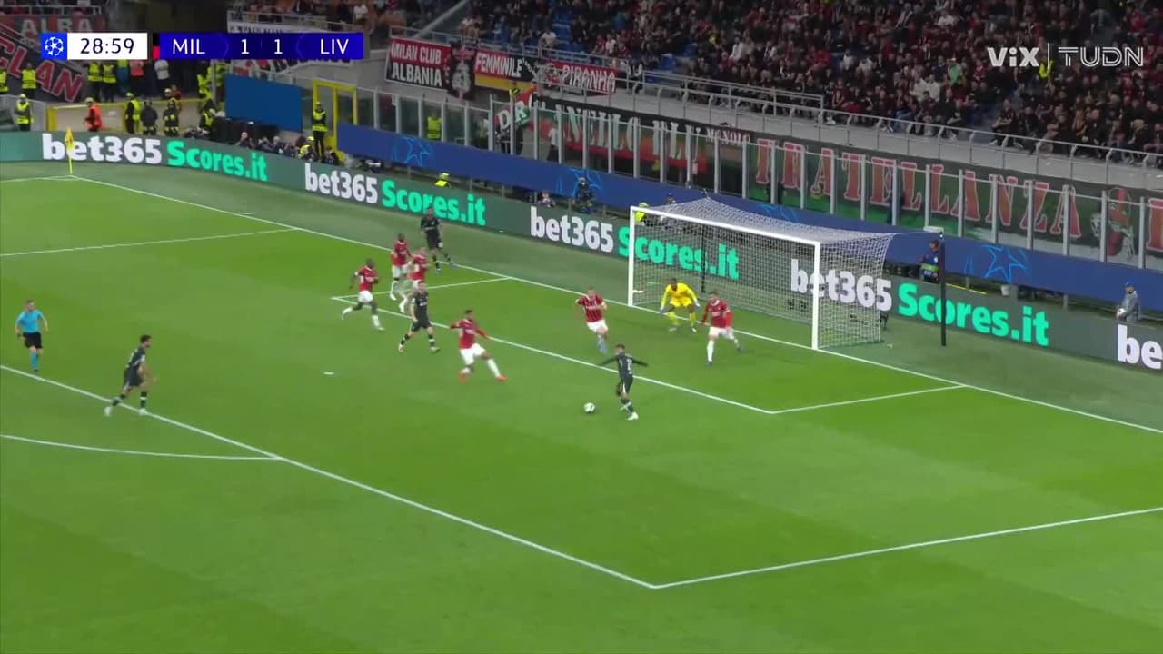¡Otra vez el palo le niega el gol a Salah y a Liverpool!