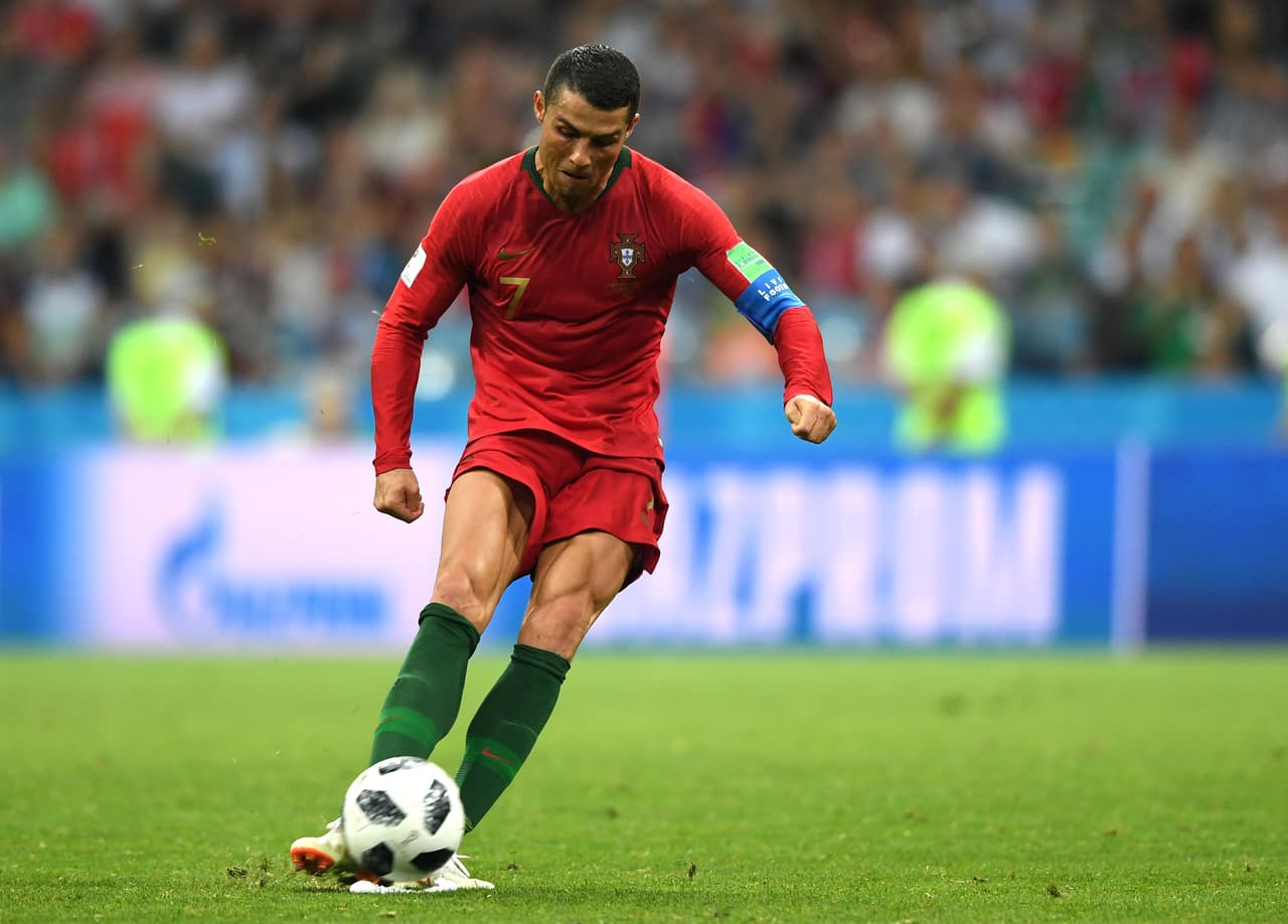 Del mismo modo que hizo con el penalti, CR7 respiró hondo y profundo, se concentró en lo que venía, pues ese cobro de tiro libre era crucial, era rescatar el empate ante una imponente España.