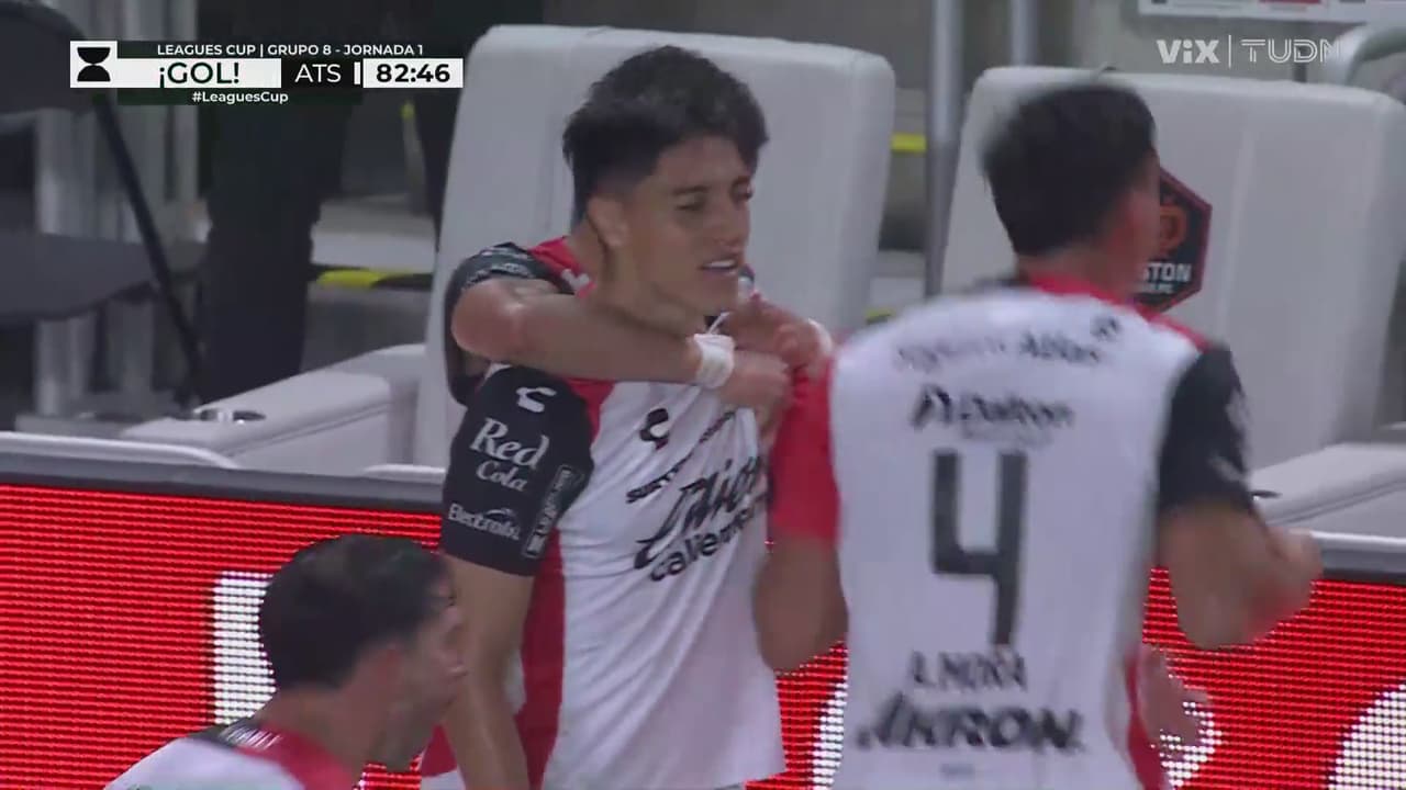 ¡Golazo de Rivaldo para el Atlas! Lozano la colgó del ángulo para el 1-0