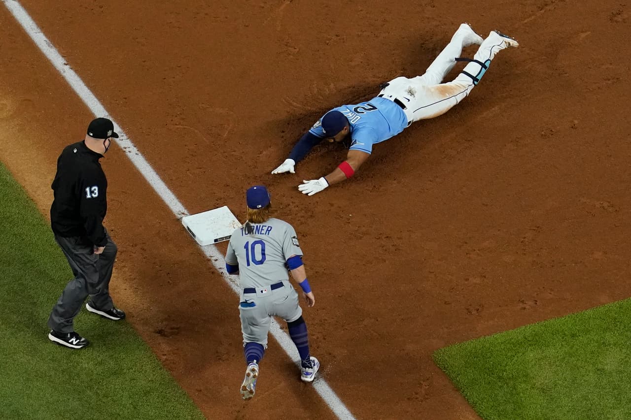 Manuel Margot demuestra el gran velocista que es y termina a centímetros de robarle home a Clayton Kershaw.