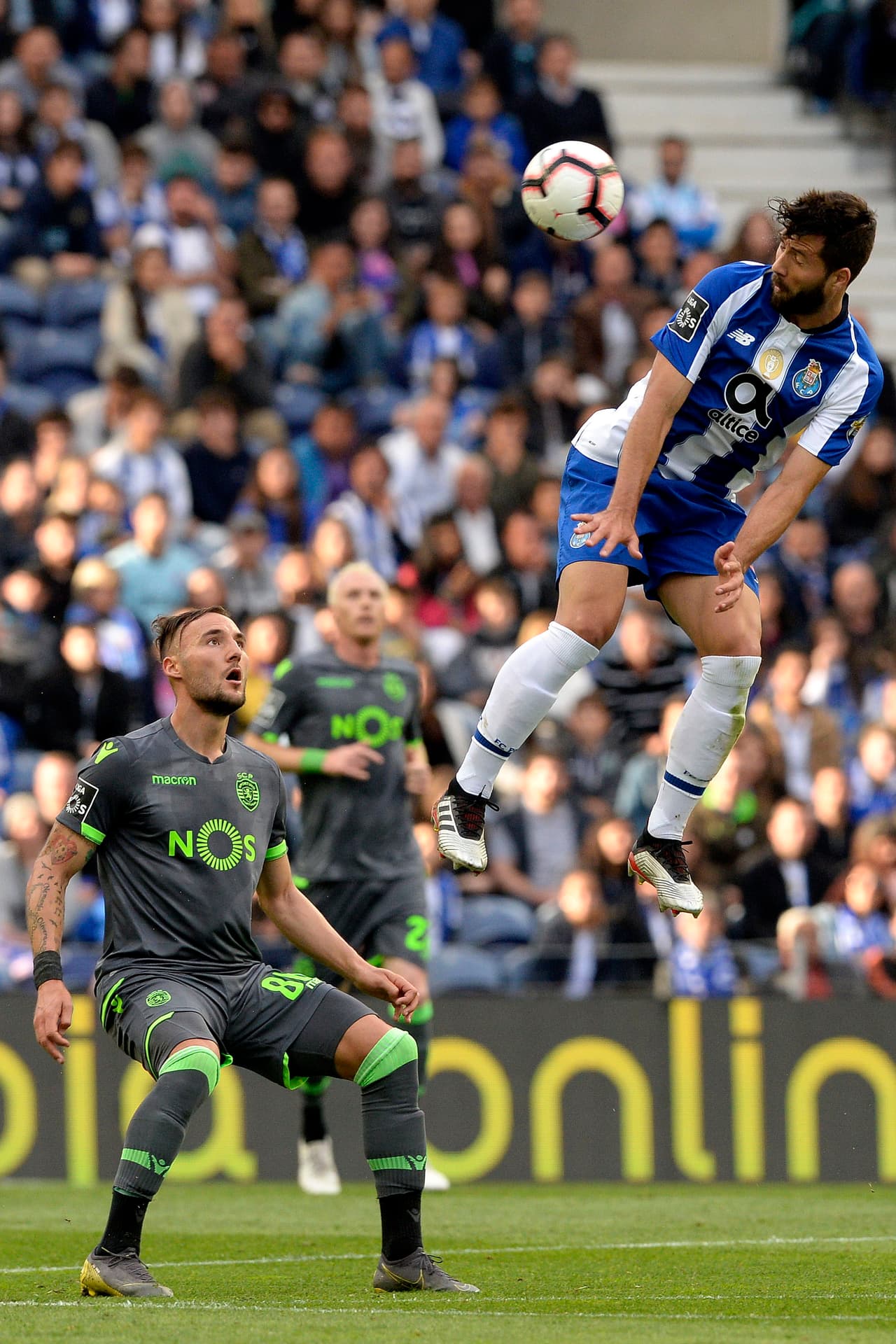 Porto ganó 2-1 contra Sporting de Lisboa, pero no le alcanzó para arrebatarle el primer lugar a Benfica, campeón en Portugal, en una jornada agridulce para los mexicanos, con gol de Héctor Herrera en su despedida y expulsión de Jesús Corona.