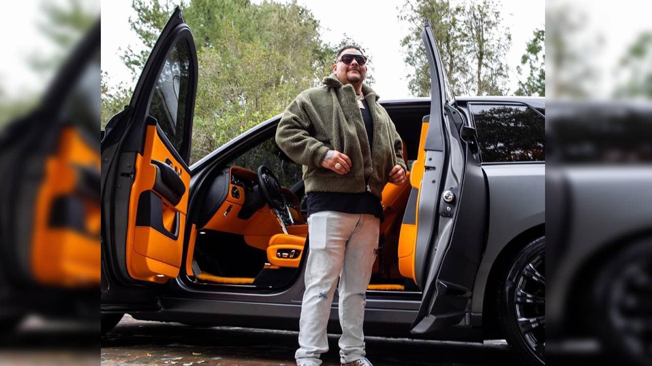 No hay duda de que le encantan los autos de lujo.