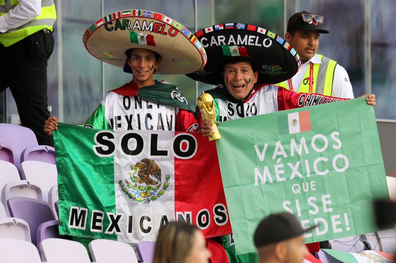 Fanáticos mexicanos y japonenes se pusieron cita en el Hazza bin Zayed Stadium de los Emiratos Árabes para vivir con pasión el debut de sus equipos en esta nueva edición del Mundial de Clubes, con la ilusión de enfrentar en la siguiente ronda al Real Madrid.