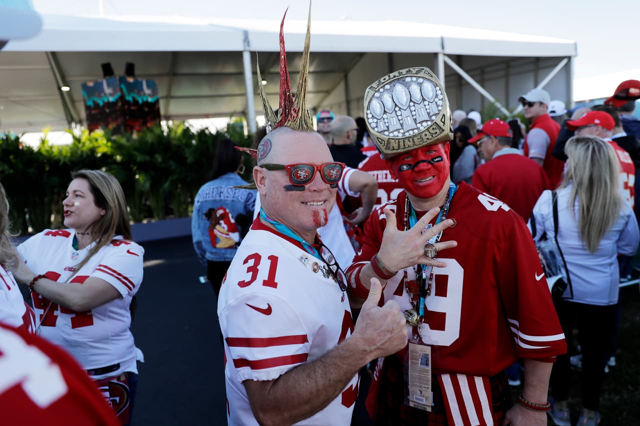 Así se vive el color en el Hard Rock Stadium de Florida previo al partido entre San Francisco 49ers y Kansas City Chiefs.