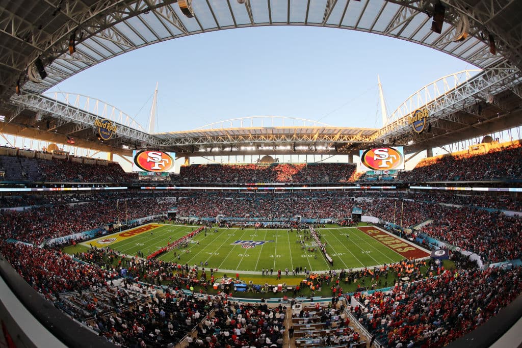Todo listo para el Super Bowl LIV entre los Kansas City Chiefs y los San Francisco 49ers, los jugadores ya salieron a calentar previo a enfrentarse.