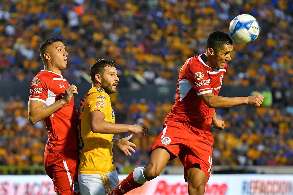 La defensa visitante hizo ajustes e impidió que por el juego aéreo llegara de nuevo el local.