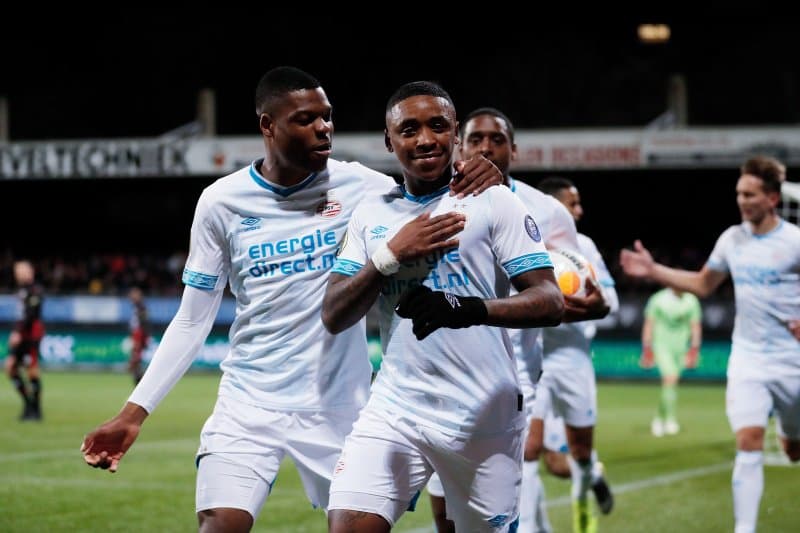 El PSV es líder con 61 puntos sobre el Ajax que tiene 56 y tiene aplazado su juego ante el Zwolle por su compromiso del próximo martes contra Real Madrid por la UEFA Champions League.