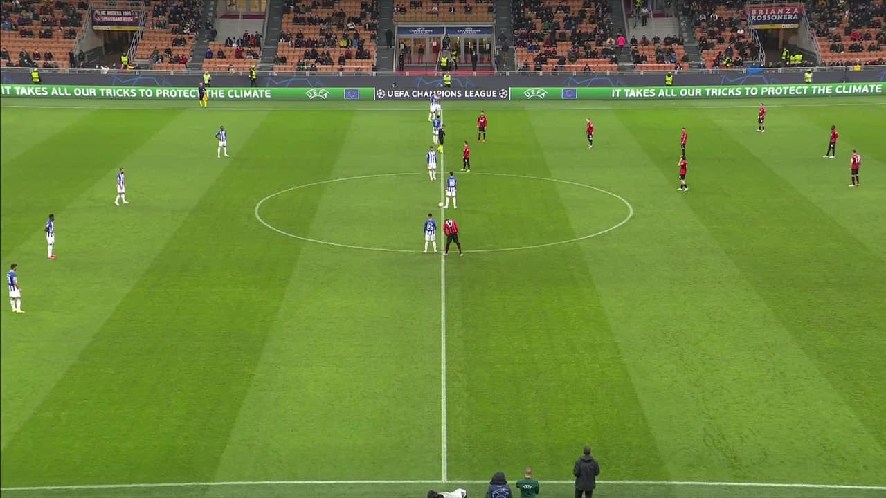 Arranca el partido y la pelota está en juego.