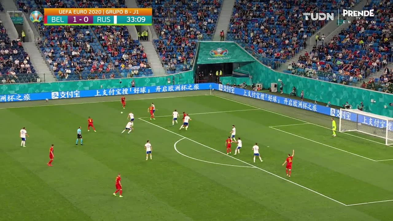 ¡GOL!  anota para Bélgica. Thomas Meunier