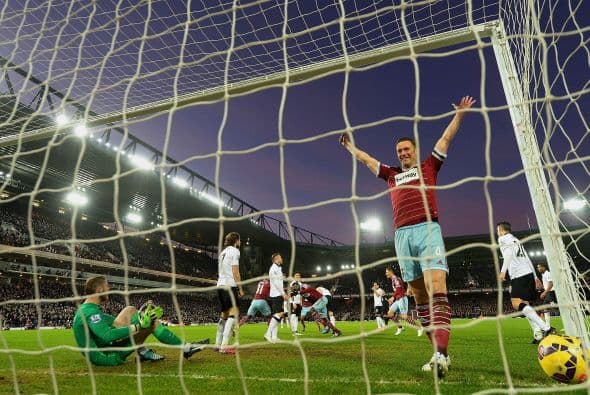Londres, Inglaterra - 08 de febrero: Kevin Nolan del West Ham celebra después que Cheikhou Kouyate de West Ham anotó el primer gol superando al portero David De Gea del Manchester United durante el partido de la Premier League entre el West Ham United y el Manchester United en Boleyn Ground.