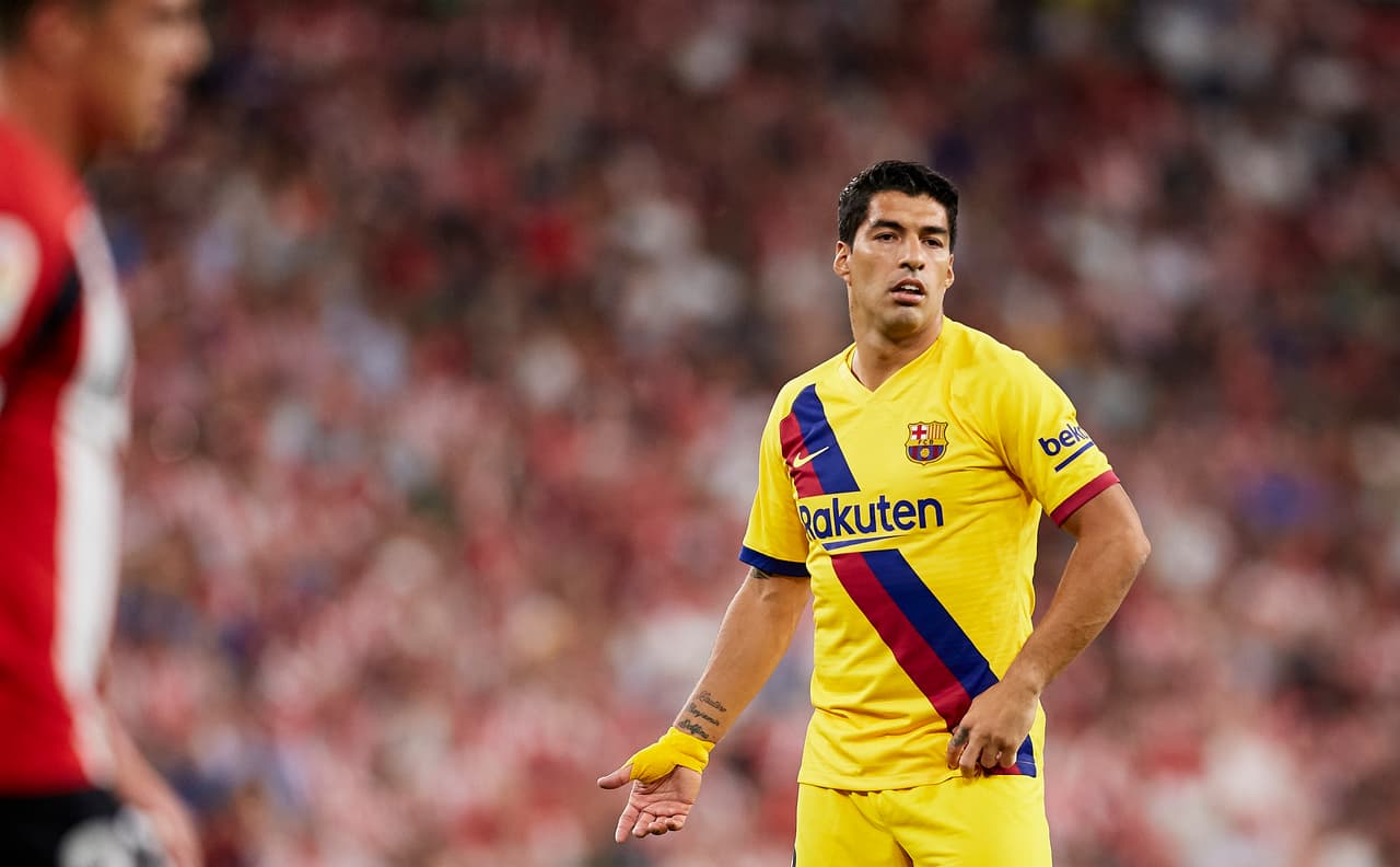 El delantero uruguayo se lastimó antes del descanso y abandonó el partido.