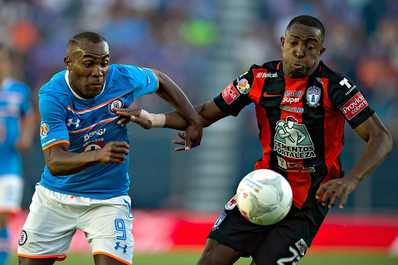 Action photo during the match Cruz Azul vs Pachuca, Corresponding 12st Round of the Clausura 2016 tournament League BBVA Bancomer MX at Blue stadium. Foto de accion durante el partido Cruz Azul vs Pachuca, correspondiente Jornada 12 del torneo Clausura 2016 de la Liga BBVA Bancomer MX, en el estadio Azul, en la foto: Joffre Guerron de Cruz Azul y Oscar Murillo de Pachuca 02/04/2016/MEXSPORT/Osvaldo Aguilar.