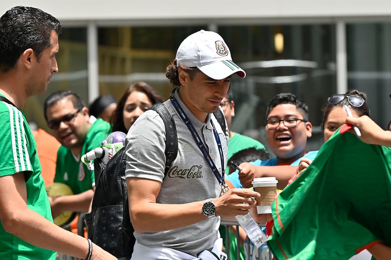 Los futbolistas de la Selección de México arribaron a la ciudad de Houston, donde el sábado entrante se medirán a la de Costa Rica para dirimir un boleto a las Semifinales de la Copa Oro 2019. Entre gritos, porras y mucho entusiasmo, la afición recibió de esta manera a los seleccionados mexicanos.
