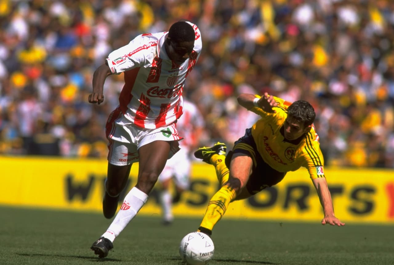 Agustín Delgado: El delantero ecuatoriano llegó en 1998 al futbol mexicano para jugar con Cruz Azul para luego pasar por Necaxa donde jugó por tres años y ganó una Concacaf y un título de goleo.