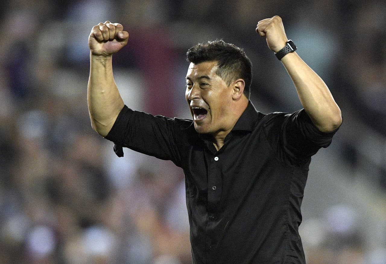 El argentino Jorge Almirón fue campeón de Liga y Copa en Argentina con Lanús en 2016 y el primer agradecimiento que dio fue a Ricardo La Volpe, quien lo dirigió en Atlas cuando estuvo en México.