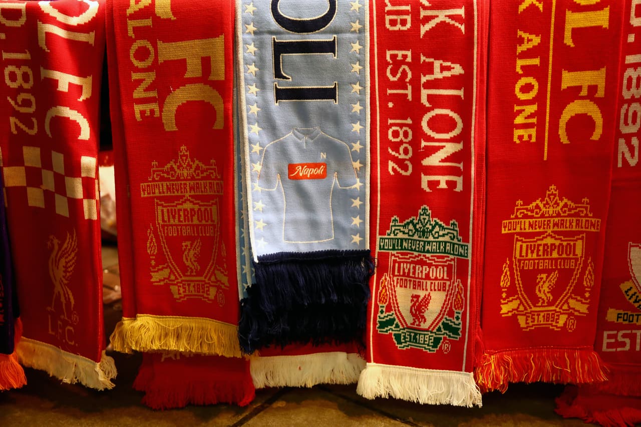 La ciudad de Liverpool se contagió de la fiebre de Champions League en el último partido del Grupo C, donde su equipo debe vencer en Anfield a Napoli por dos goles para depender de si mismo.