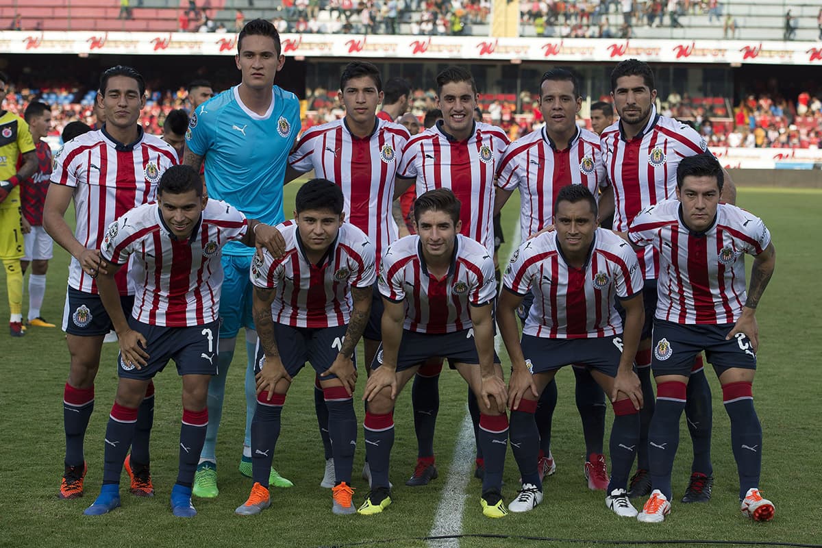 Los jugadores de Chivas posan antes del inicio del juego.