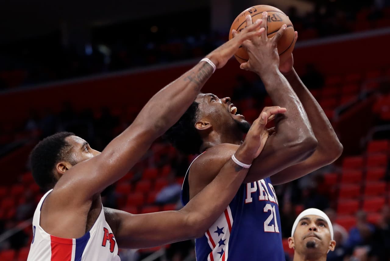 Joel Embiid añadió 30 puntos y los 76ers de Filadelfia doblegaron el lunes 97-86 a los Pistons de Detroit para conseguir su primera victoria de la campaña.