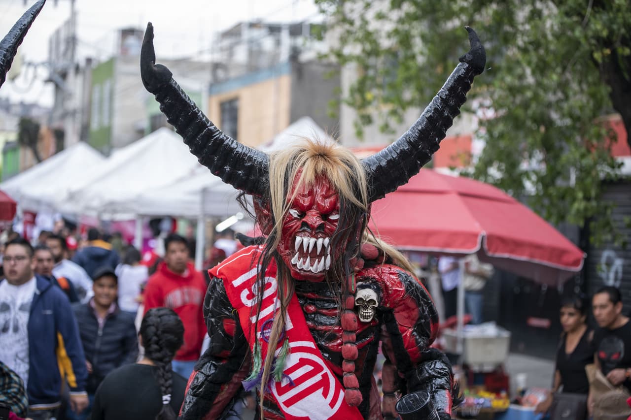Atípica tarde defutbol en sábado por la tarde en el Estadio Nemesio Diez y los aficionados escarlatas llegaron motivados a este encuentro.