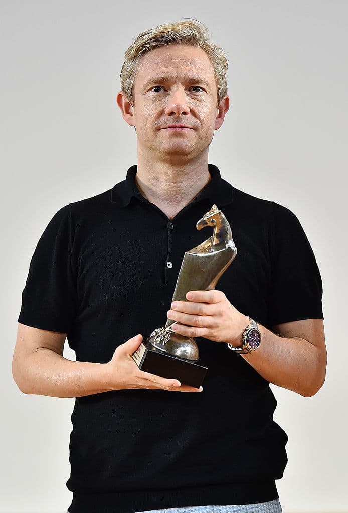 Serie basada en la película homónima de los hermanos Coen, aunque presenta personajes diferentes y se ambienta en 2006.
<br>