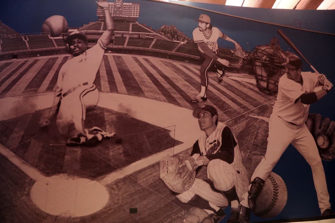 El presidente de México, And´rés Felipe López Obrador, fue uno de los presentes como fanático en la reinauguración del Salón de la Fama del Béisbol Mexicano, que revive grandes del momento de ese deporte a nivel local.