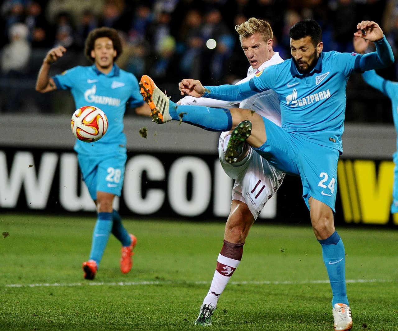 La última línea cierra con el argentino Ezequiel Garay, un defensa seguro que lideró la zaga del Zenit de San Petersburgo que acabó como líder del Grupo H con 15 puntos y solo 6 goles permitidos. El pampero controla, defiende y ejecuta como pocos.