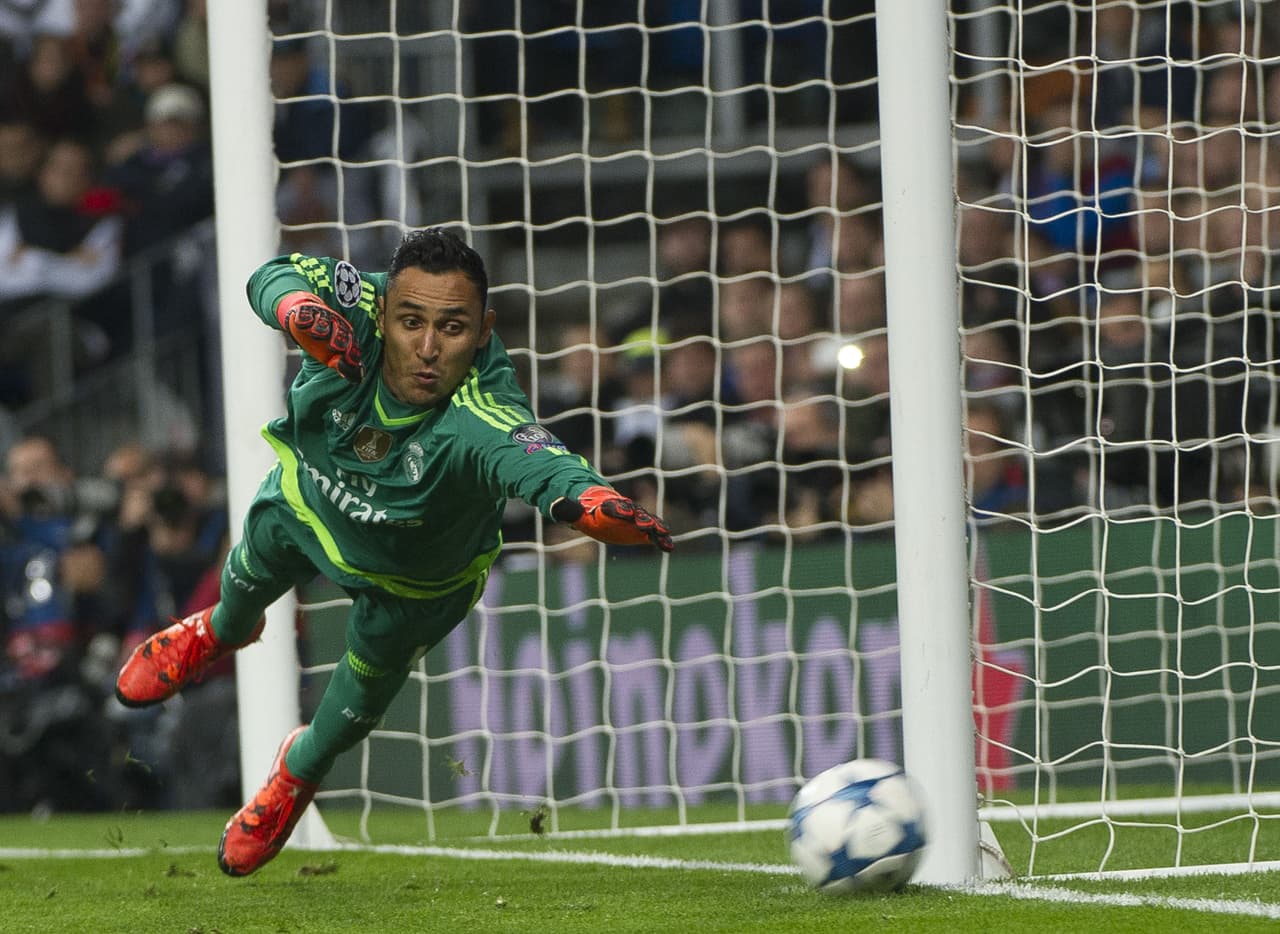 En la portería la figura es Keylor Navas. El costarricense jugó cuatro partidos de la fase de grupos y no recibió ningún gol. Con sus intervenciones imbatibles el arquero tico ayudó al Real Madrid a sumar 10 de 12 puntos posibles para un récord casi perfecto liderando el Grupo A con 16 unidades totales.