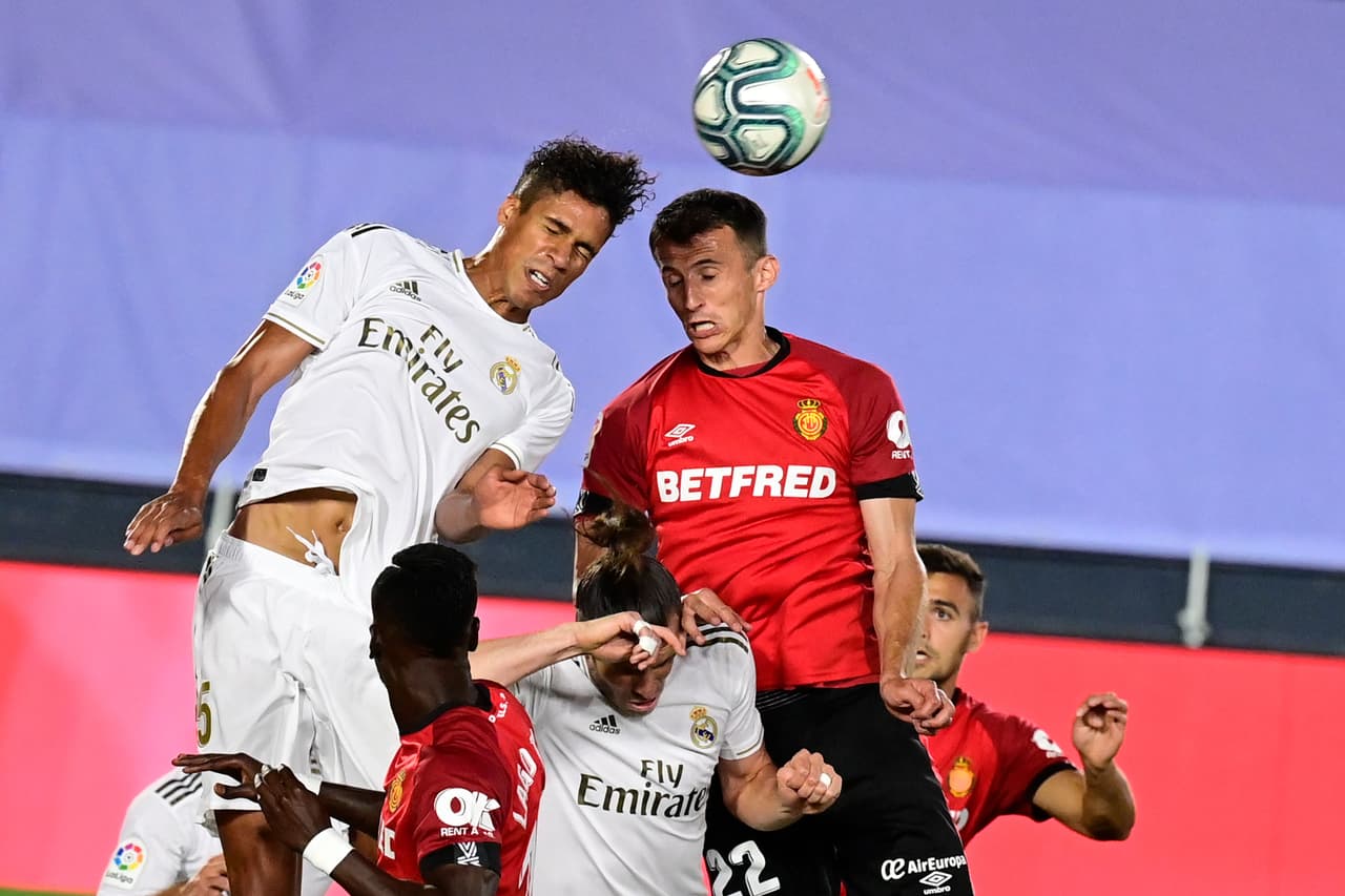 Real Madrid llegó a 68 puntos, los mismos que tiene el Barcelona, pero los Merengues son líderes por diferencia de goles. Para la antepenúltima jornada, el equipo de Zidane jugará de visita ante el Espanyol y los Blaaugranas harán lo propio ante el Celta de Vigo.