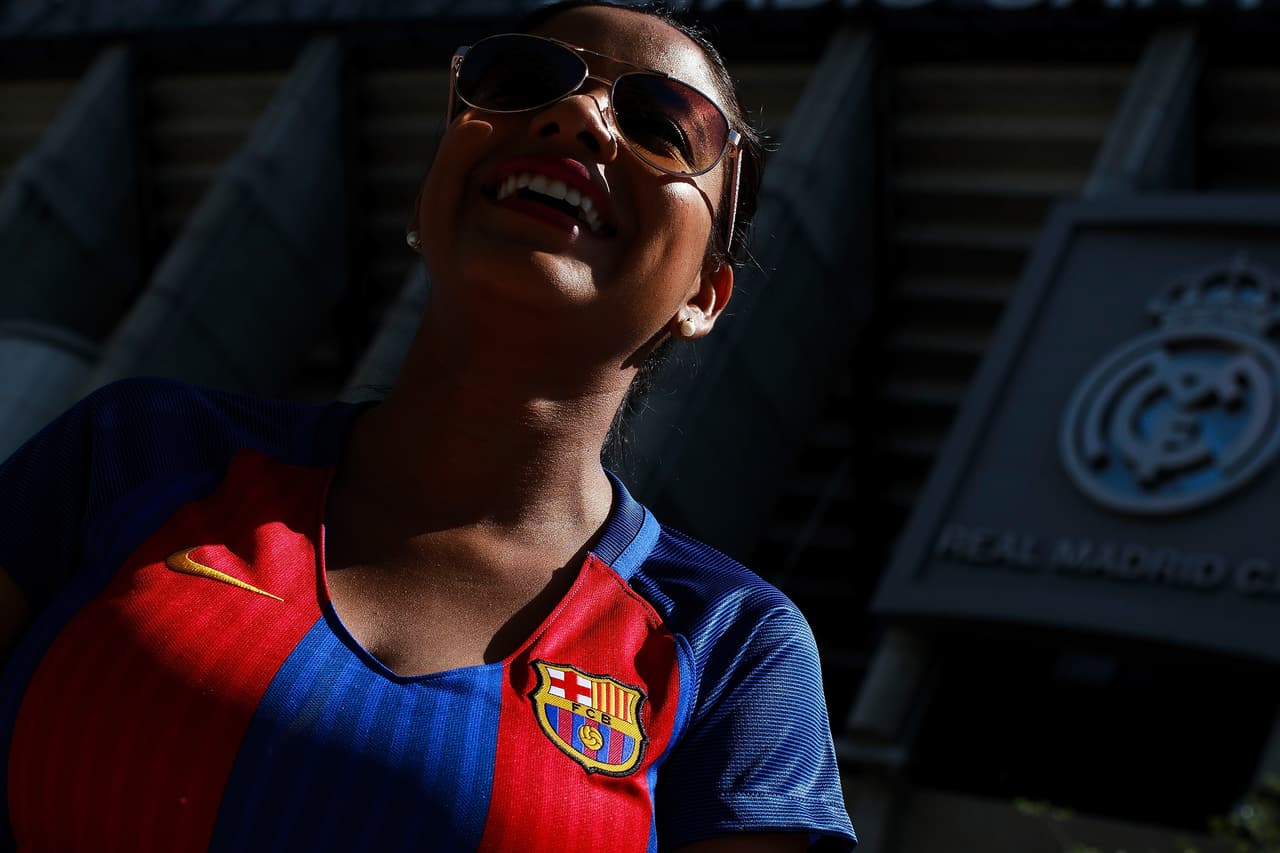 La belleza de las fanáticas fue uno de los ingredientes bienvenidos en los alrededores del estadio.