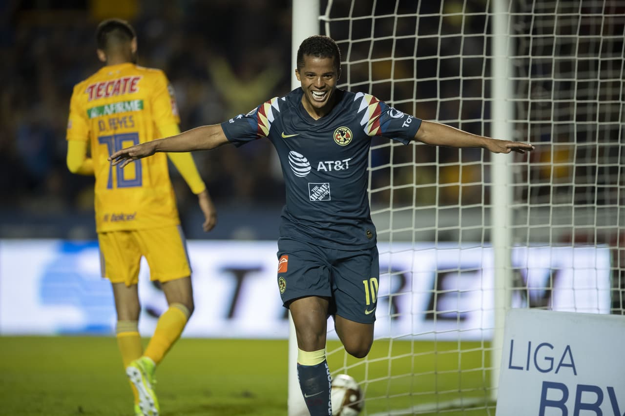 Gio dos Santos celebra con alegría y emoción el tercer gol del América.