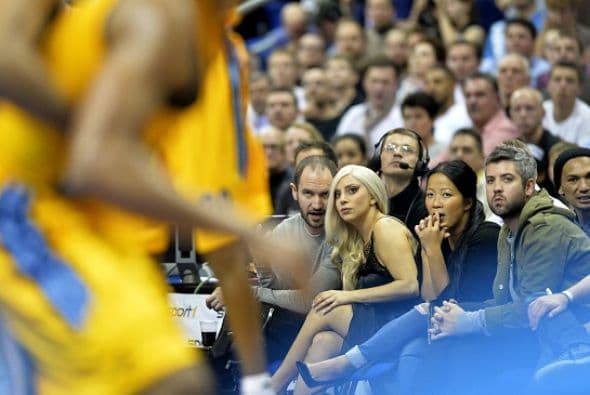 Ella quedó completamente enganchanda con la acción del partido.