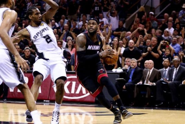 Todo o nada. Dispuestos a dejar la vida en la cancha San Antonio fue por su quinto campeonato mientras Miami buscaba salir de la mala racha 3-1 pese a que ningún equipo en la historia lo había logrado en una final. San Antonio apaleó a Miami.          