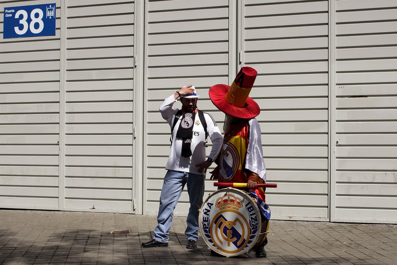 Para la fiesta del fútbol es necesario tener una vestimenta colorida y así lo entendieron los fanáticos del Real Madrid, tradicionalmente blanco.