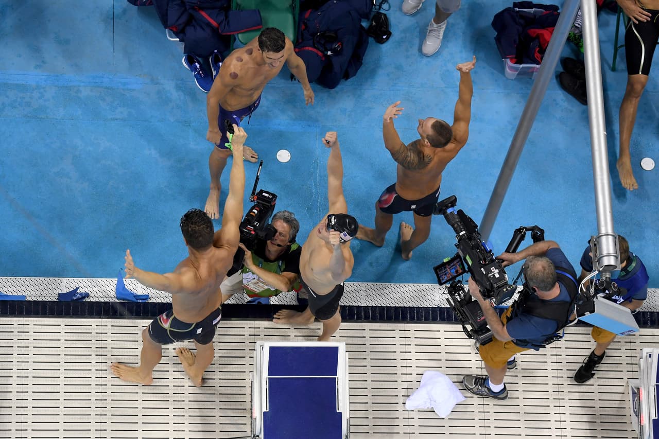 Momento en que los Estados Unidos ganaron el relevo 4x100 estilo libre varonil.